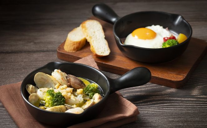 【萬古焼(ばんこやき)】Handmade土鍋 弥生陶園　職人が一つ一つ丁寧に成形し焼き上げる、こだわりの逸品　土鍋の国内生産80％のシェアを誇る伝統の萬古焼　TS-632 アヒージョ・目玉焼きプレート２個セット（黒釉）鉄より軽い！手間いらずの耐熱陶器製「魚焼グリル対応」【プレート、魚料理、肉料理、朝ごはん、朝食、目玉焼き、野菜、グラタン、アヒージョ、ペア、耐久性、人気、おすすめ、旨み、うまみ】