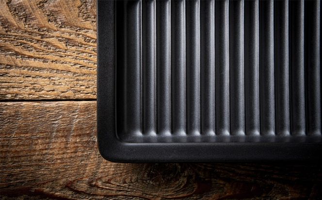 【萬古焼(ばんこやき)】Handmade土鍋 弥生陶園　職人が一つ一つ丁寧に成形し焼き上げる、こだわりの逸品　土鍋の国内生産80％のシェアを誇る伝統の萬古焼　TS-642 グリルプレート265（黒釉）鉄より軽い！手間いらずの耐熱陶器製「魚焼グリル対応のグリルプレート」【プレート、魚料理、肉料理、朝ごはん、朝食、目玉焼き、野菜、グラタン、アヒージョ、簡単、ペア、耐久性、人気、おすすめ、旨み、うまみ】