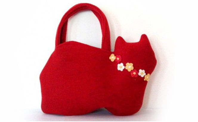 お花モチーフネコバッグ＊カーディナルレッドB ファッション かばん 手編みトートバッグ 花飾り 厚み 崩れにくい 生地 上品 差し色 入れ口小さめ かわいい おしゃれ 