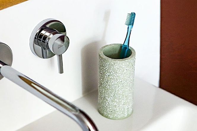 ソイル トゥースブラシスタンド 【ホワイト】soil TOOTHBRUSH STAND ／ JIS-B121 日本製 珪藻土 歯ブラシ立て トゥースブラシスタンド 歯ブラシホルダー 歯ブラシたて 歯ブラシ置き 吸水 吸湿 調湿 速乾 アスベスト不使用|drlz-240101a