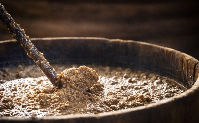 プラスティックやステンレスの桶とは異なる、「百年木桶」ならではの味わいを。創業100年以上続く、希少な木桶仕込みの伊勢藏6点セット（丸大豆醤油200ml、白醤油200ml、香るぽんず360ml、香るつゆ360ml、米麹味噌500g、赤だし500g）【天然醸造手作り、おすすめ、人気、プレミアム、高評価、刺身、詰め合わせ、ギフト、家庭、国産、調味料、寿司、魚、料理、三重県、四日市市、ふるさと納税】