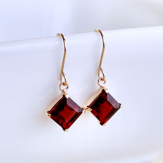 【ジュエリー】K10 イエローゴールド ガーネット 揺れる ピアス 保証書付 SE-2851 242-005-d