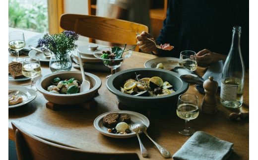 PETARI Shallow Pot 30cm Mud Stone（グレー）G.M.P 【 グッドデザイン賞受賞 陶器製 万能調理土鍋 鍋 土鍋 平鍋 浅鍋 電子レンジ可 キッチン雑貨 新生活 ギフト プレゼント 三重県 四日市市】 -[G632-2] 