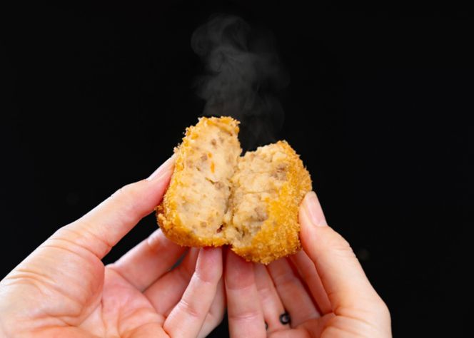 精肉店の直営焼肉【焼肉大剛】人気コロッケ三兄弟！噛むほどに旨い！極旨 【牛タン】コロッケ （10個入り）【牛たん 牛タン 冷凍便 おすすめ 人気 ランキング 冷凍 詰め合わせ 大容量 冷凍食品 手作り 揚げるだけ お惣菜 国産 業務用 牛肉 じゃがいも 野菜 名店 お弁当 夕食 おかず 子ども 喜ぶ 簡単調理 ストック 三重県 四日市市 ふるさと納税】