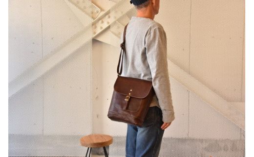 リッチオイルレザー(岡喜近江牛レザー）で作った　ショルダーバッグ　　ダークウォルナット【CC24W】
