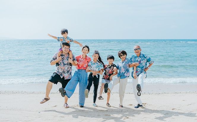 世界遺産を望む雄大な景色と、エメラルドブルーの海でロケーションフォトチケット 沖縄 おきなわ フォト 家族写真 記念日 海 ビーチ 大宜味村 撮影 カメラマン インスタ お祝い インスタ映え 写真 記念 チケット プロカメラマン 券 国内