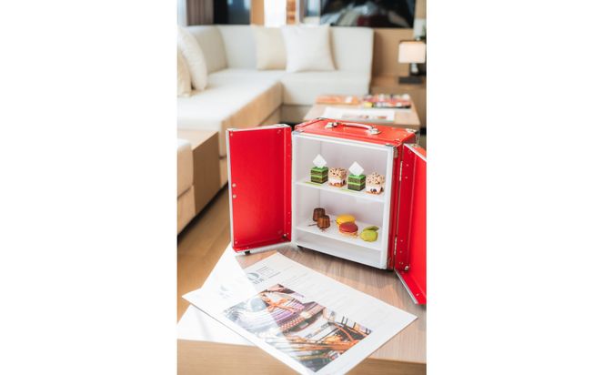 【ザ ロイヤルパークホテル アイコニック 京都】平休日1泊朝食付 ペア宿泊券《スーペリアツイン》｜京都 烏丸御池 人気ホテル [ 烏丸御池駅徒歩2分 好アクセス 宿泊者専用ラウンジ 大浴場 パティスリー ダイニング カフェ バー 宿泊券 朝食付き 2名 おすすめ 宿泊 旅行 観光 食事 ふるさと納税 ] 261009_A-LA015