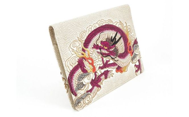 【文庫屋大関】パーソナルホルダー　龍神＜ワイン＞【皮革工芸品】 雑貨 日用品 ブックカバー パスポートケース 貴重品入れ マルチケース シンプル 和風 革小物 