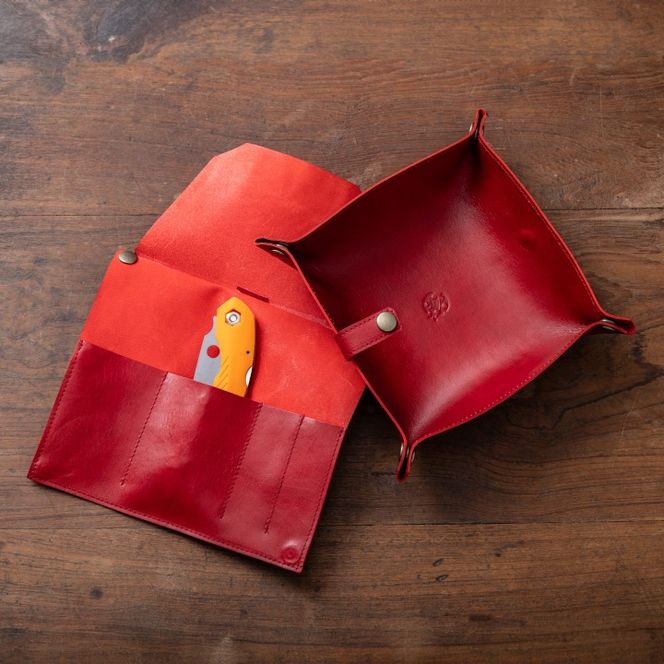 キャンプギア ケース（レッド）・小型のこぎり（オレンジ）