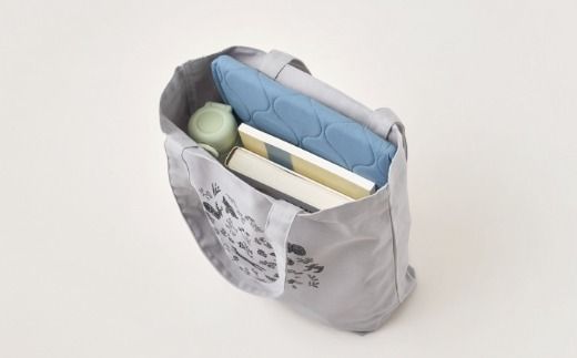 [磯 優子 / Yuko Iso] オリジナルデザイン キャンバストートバック（約37cmx 36cm x 11cmのマチ付き）×1コ【発送時期が選べる】オリジナル デザイン おしゃれ かわいい シンプル バッグ レディース A4 通勤 通学 ショルダー 北海道 釧路町 釧路超 特産品 br08　121-1931-004