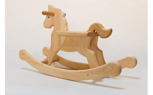 木のおもちゃ ハイヨーもくば 木馬 木製 知育玩具 男の子 女の子 ギフト プレゼント 贈り物 出産祝い 誕生日祝い 日本製 手作り 受注生産品 名入れ可能 山のくじら舎 1.5歳 バランス感覚 想像力 ヒノキ 植物性オイル 安全 W700mm D230mm H420mm 耐荷重 50kg 乗用玩具 インテリア 天然素材 エコ 国産 職人 手仕事 伝統工芸 木工 デザイン 安芸市 高知県