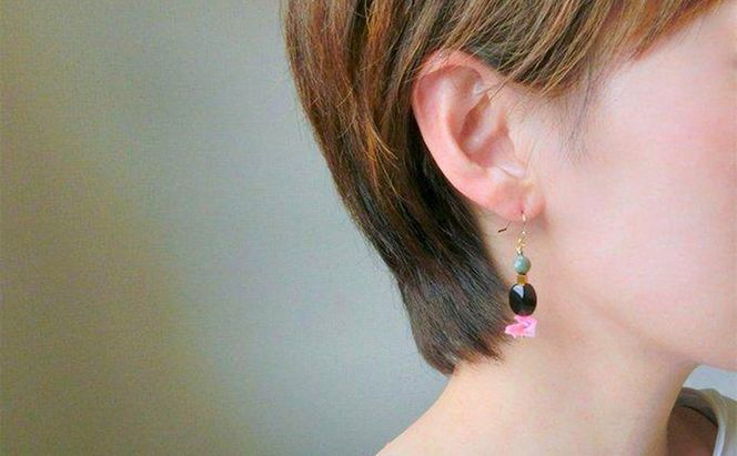 pink frill ピアス クリスタル アクセサリー 1個【シンプル ピンク サンゴ グリーン 天然石 可愛い ハンドメイド 手作り  職人 透明感 上品 華やか ドレス 大人な雰囲気 ギフト プレゼント ラッピング 結婚式 Q 北海道 幕別町】