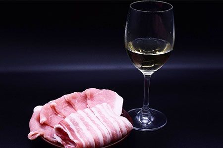 【市民が選んだ！花巻特産お肉とワインの贅沢セット】 白金豚ロース、バラ各180g、五月長根アッサンブラージュ（赤ワイン） 【2133】
