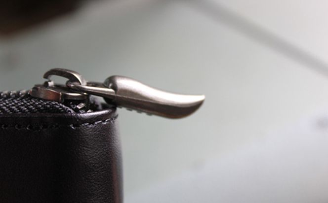 Tajima Cowhide 薄型ポーチ / ポーチ 薄型 仕切り収納 ブラック 牛革 軽量 経年変化 カード 通帳 保険証 文房具 スマホ イヤホン 但馬牛 タジマカウハイド かばん カバン バッグ 鞄